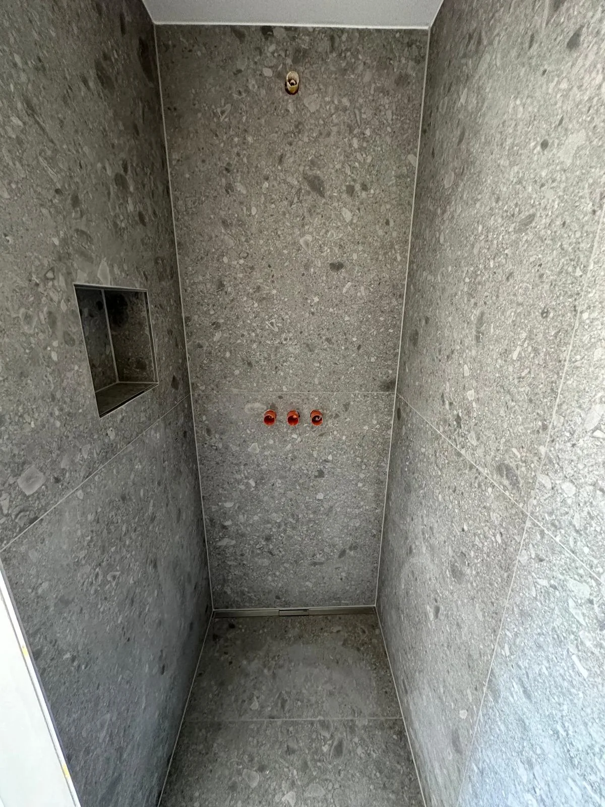 Graue Naturstein-Optik – Walk-in-Dusche mit Nische