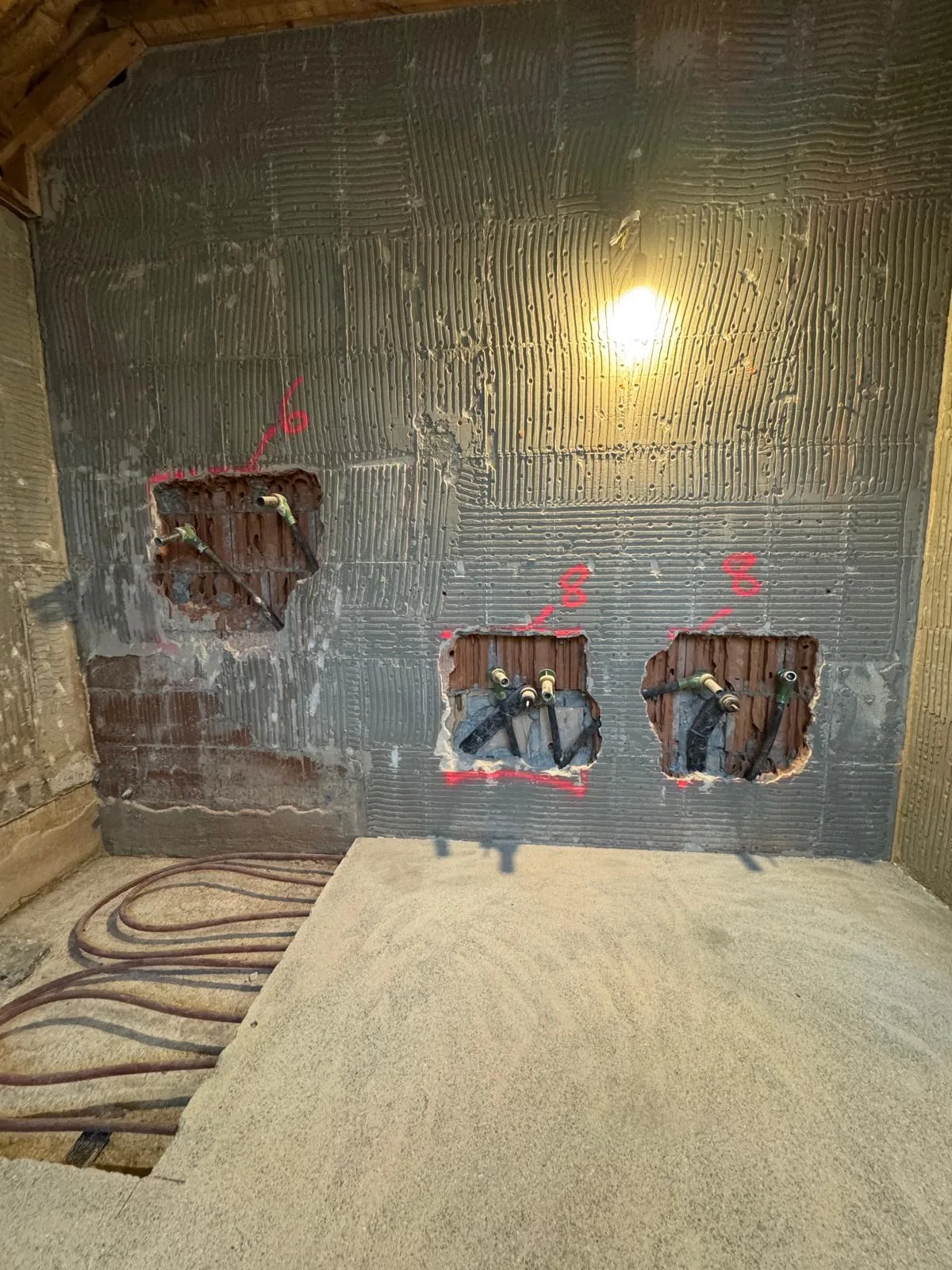 Neue Sanitäranschlüsse – Wand mit Fliesenkleber und Rohranschlüssen